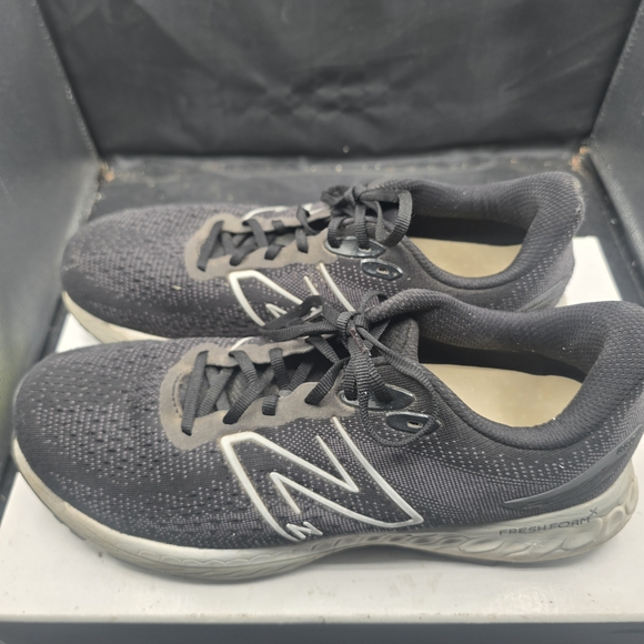 New Balance Men\'s Black and White‎ Athletic Shoes main image 4